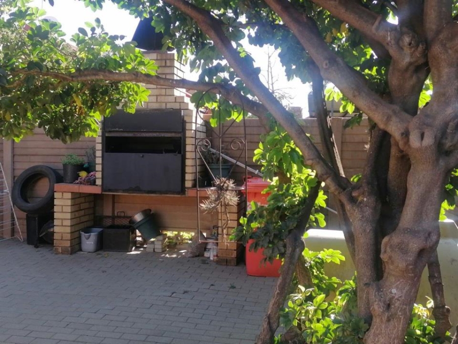 2 Bedroom Property for Sale in Erasmuskloof Gauteng