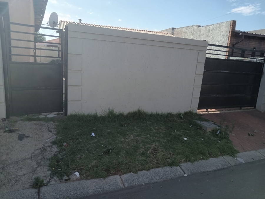 To Let 2 Bedroom Property for Rent in Diepkloof Gauteng