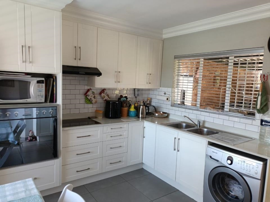 2 Bedroom Property for Sale in Helderkruin Gauteng