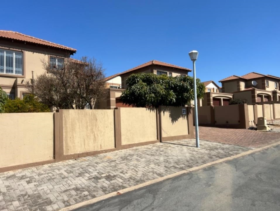 2 Bedroom Property for Sale in Noordwyk Gauteng