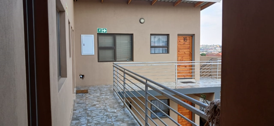 To Let 1 Bedroom Property for Rent in Orlando Gauteng