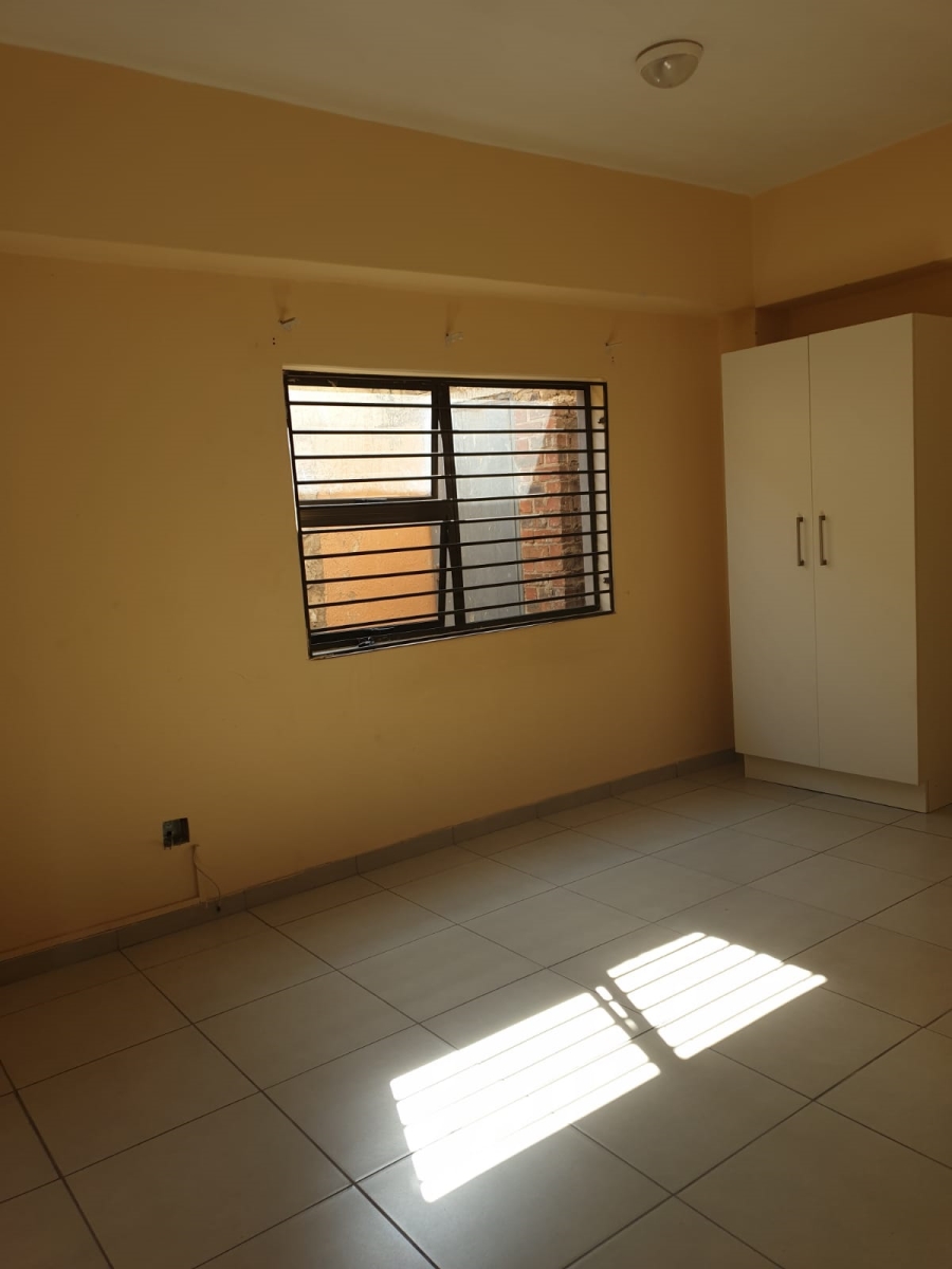 To Let 1 Bedroom Property for Rent in Orlando Gauteng