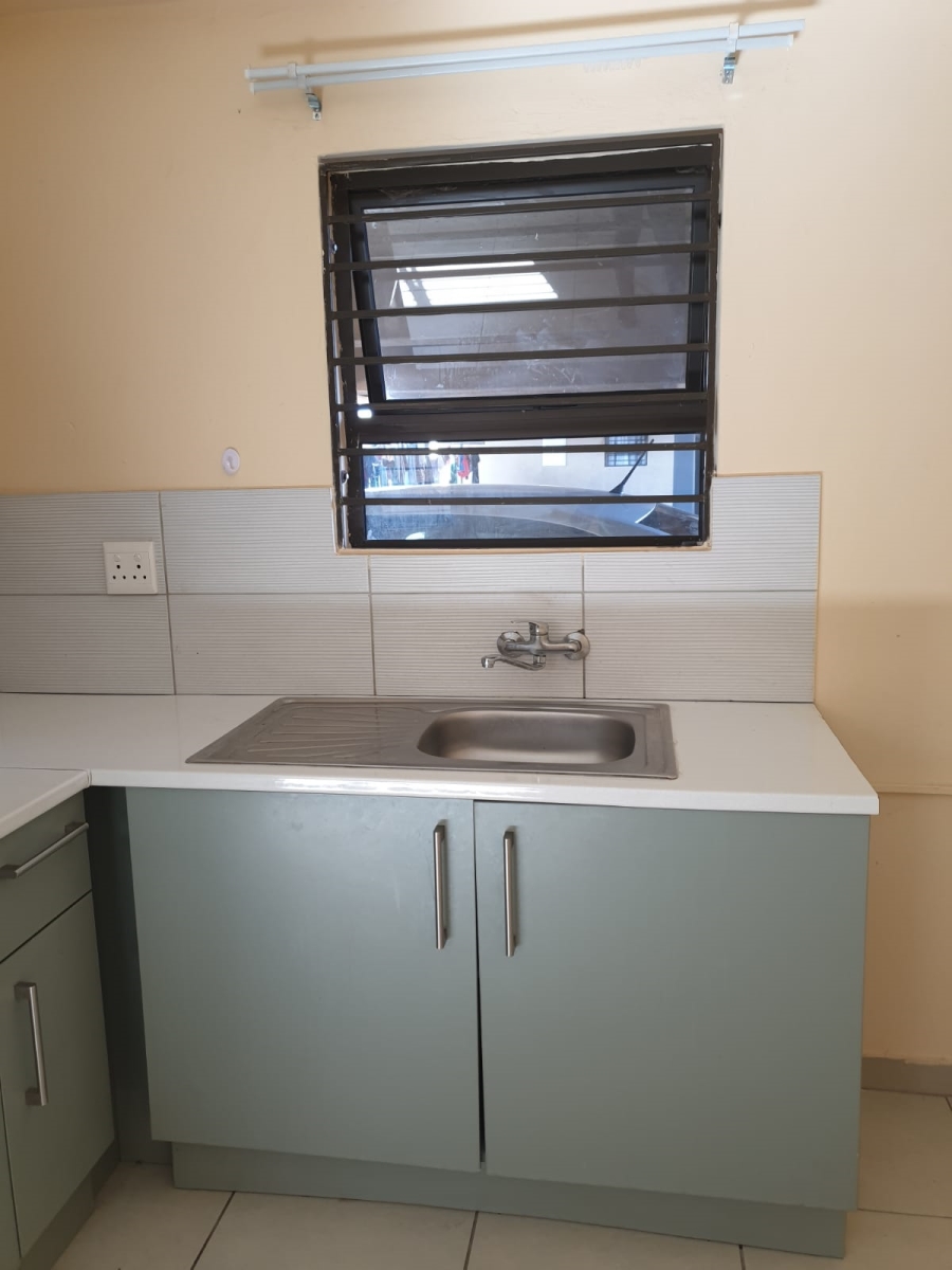 To Let 1 Bedroom Property for Rent in Orlando Gauteng