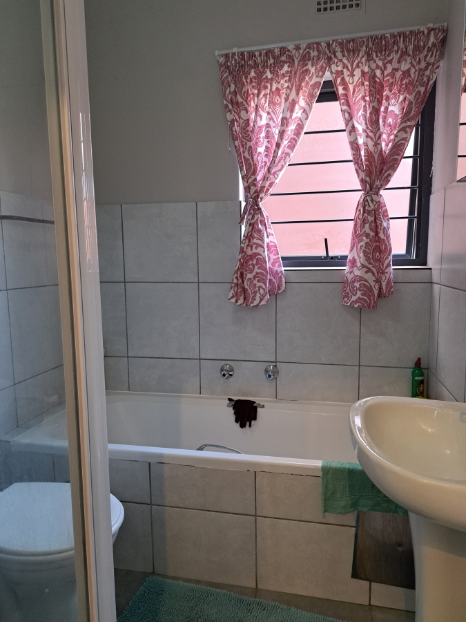 2 Bedroom Property for Sale in Grand Central Gauteng