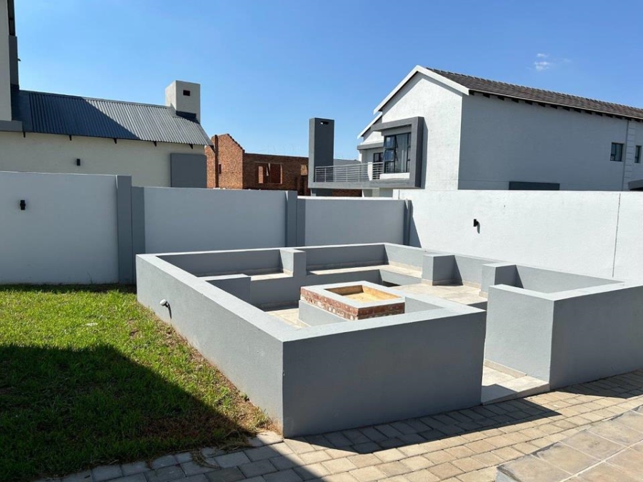 5 Bedroom Property for Sale in Six Fountains Residential Estate Gauteng