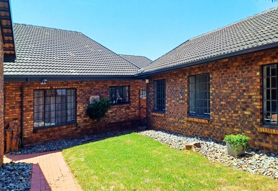 5 Bedroom Property for Sale in Erasmuskloof Gauteng