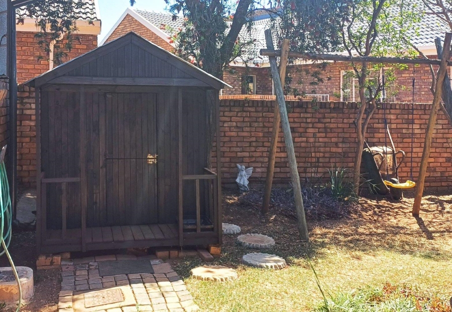 5 Bedroom Property for Sale in Erasmuskloof Gauteng