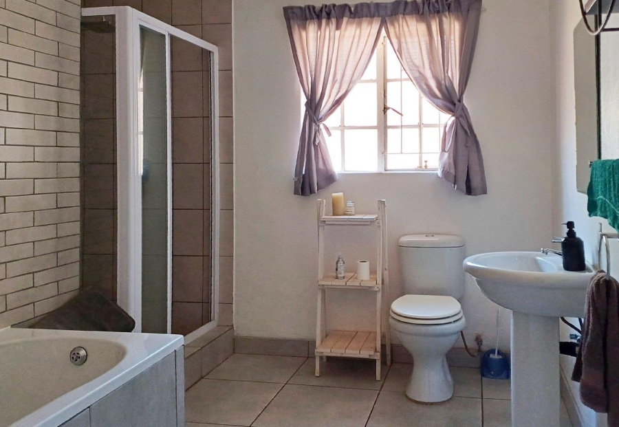 5 Bedroom Property for Sale in Erasmuskloof Gauteng