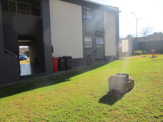 1 Bedroom Property for Sale in Die Hoewes Gauteng