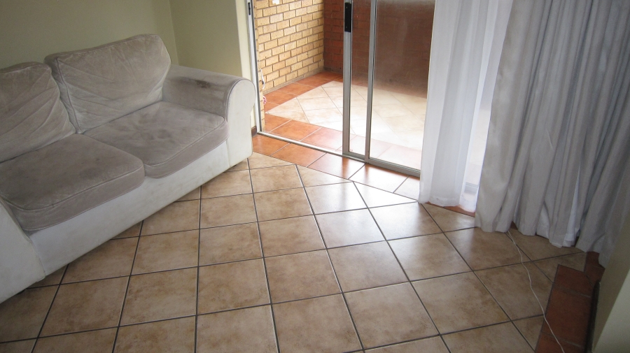 2 Bedroom Property for Sale in Die Hoewes Gauteng