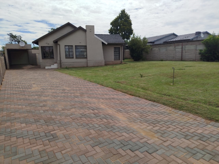 To Let 4 Bedroom Property for Rent in Witpoortjie Gauteng