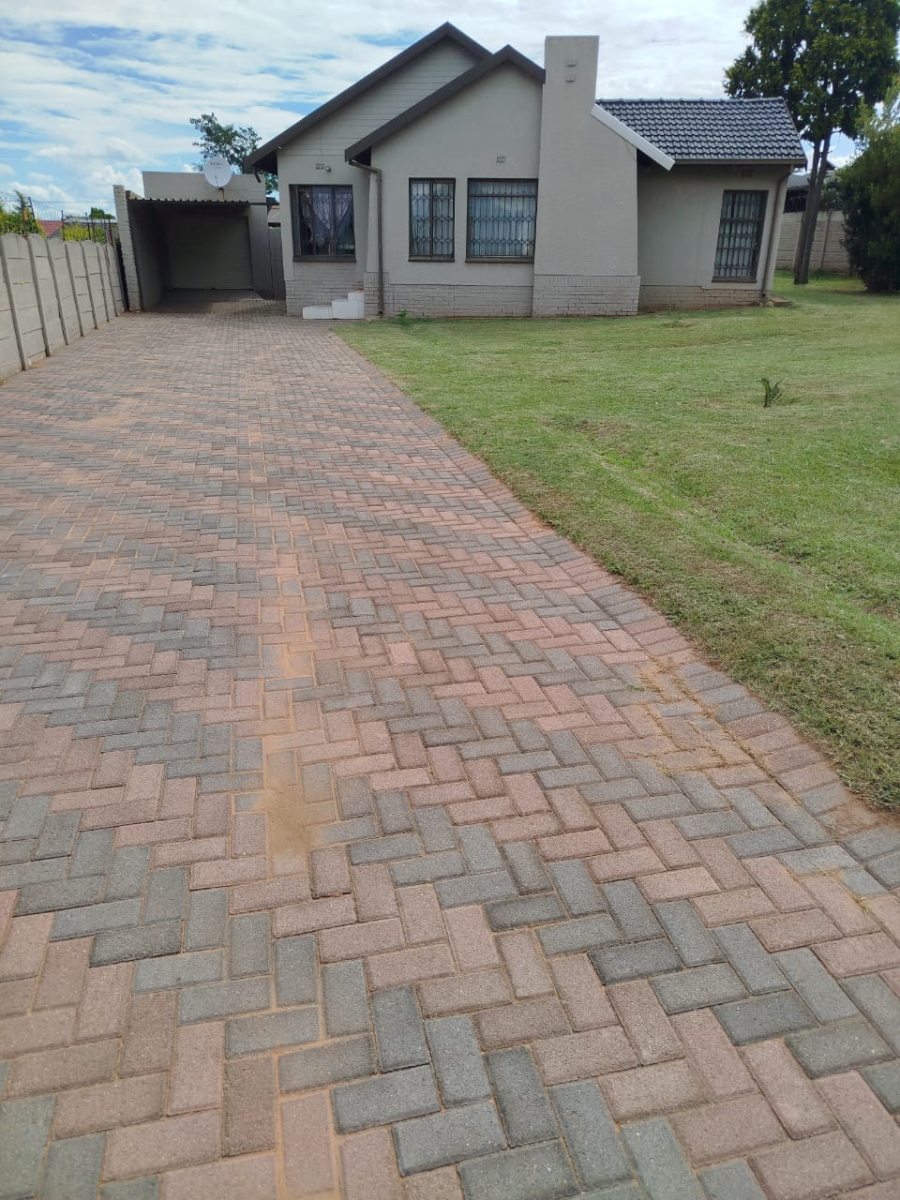 To Let 4 Bedroom Property for Rent in Witpoortjie Gauteng