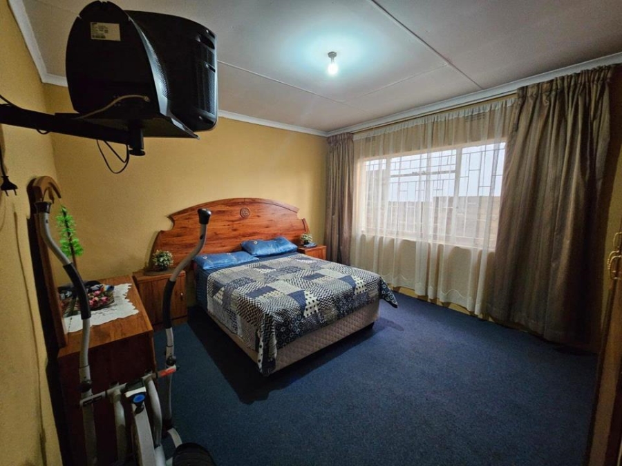 5 Bedroom Property for Sale in Alrapark Gauteng