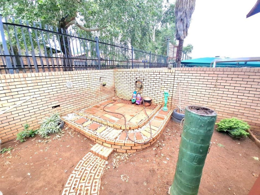 3 Bedroom Property for Sale in Mountain View Gauteng