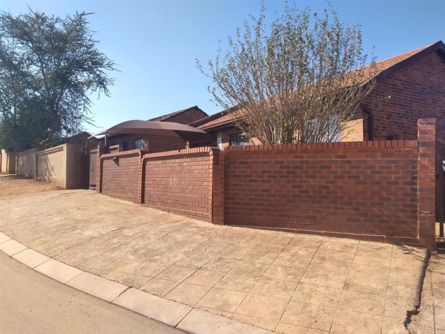 2 Bedroom Property for Sale in Emkatini Gauteng