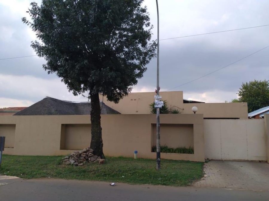 10 Bedroom Property for Sale in Clayville East Gauteng