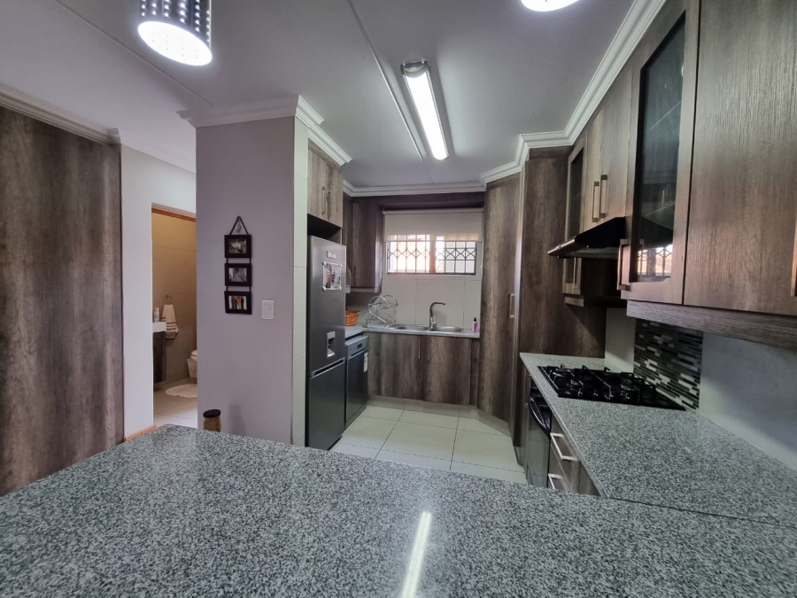 2 Bedroom Property for Sale in Glen Marais Gauteng