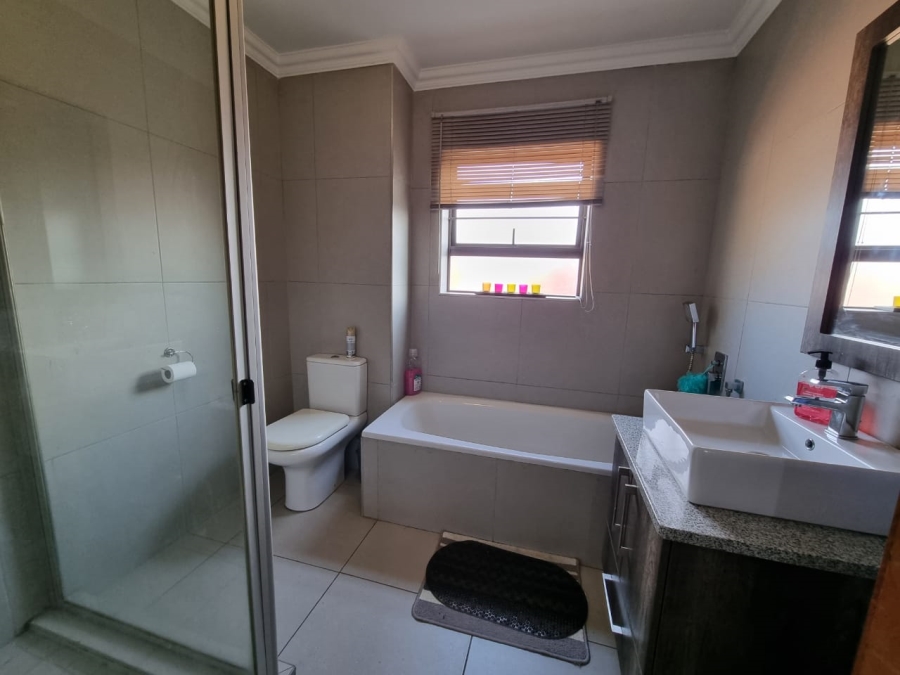 2 Bedroom Property for Sale in Glen Marais Gauteng