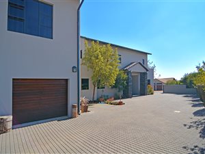 5 Bedroom Property for Sale in Mnandi A H Gauteng