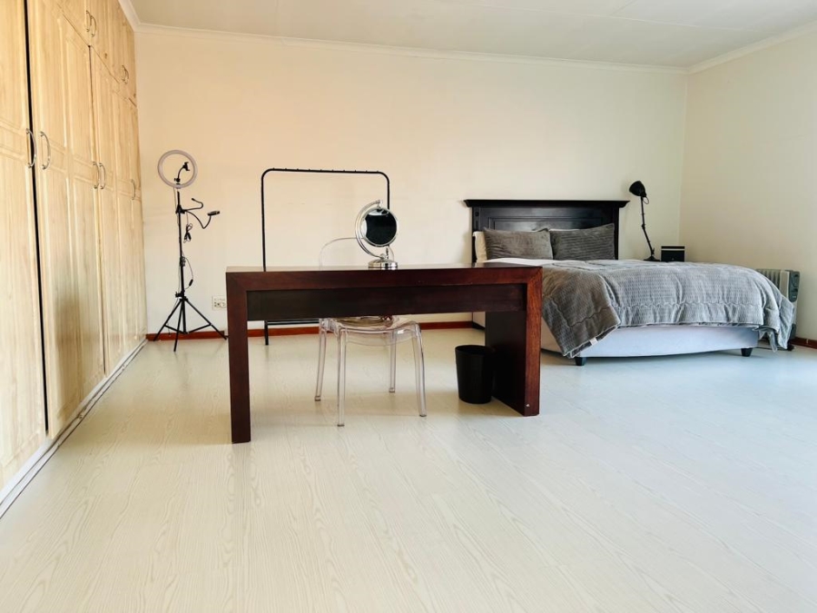 5 Bedroom Property for Sale in Fleurhof Gauteng