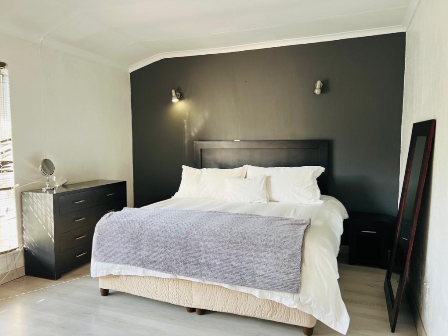 5 Bedroom Property for Sale in Fleurhof Gauteng