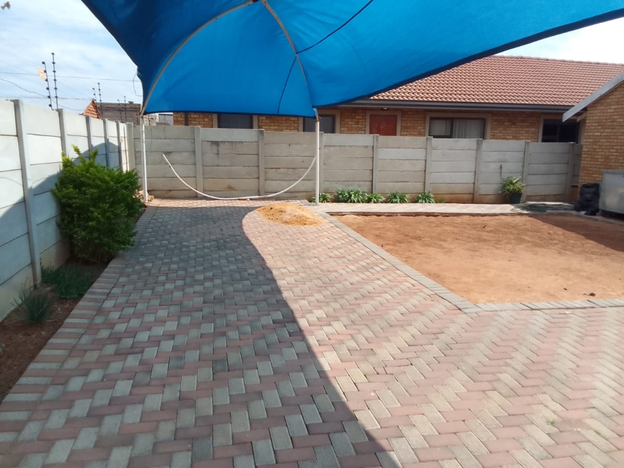2 Bedroom Property for Sale in Greenhills Gauteng