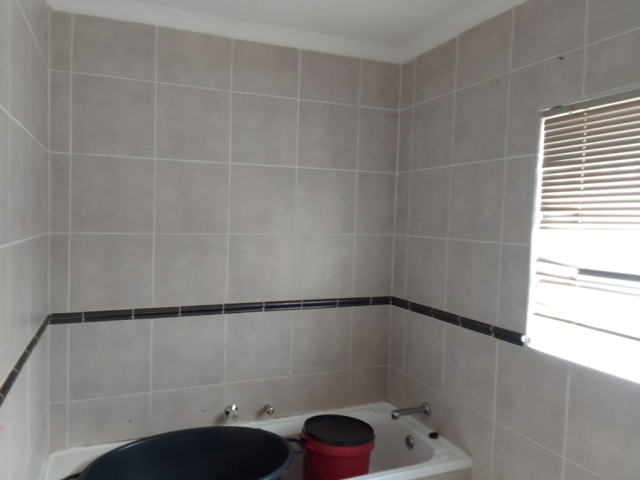 2 Bedroom Property for Sale in Greenhills Gauteng