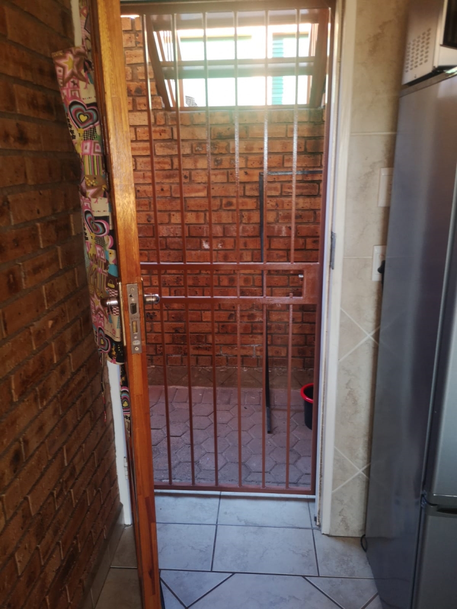 2 Bedroom Property for Sale in Noordkruin Gauteng