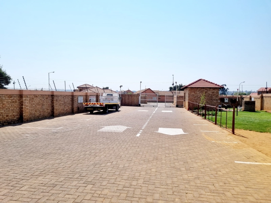 2 Bedroom Property for Sale in Greenhills Gauteng