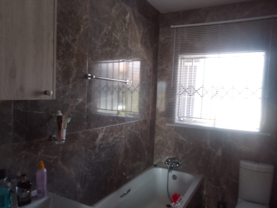 2 Bedroom Property for Sale in Greenhills Gauteng