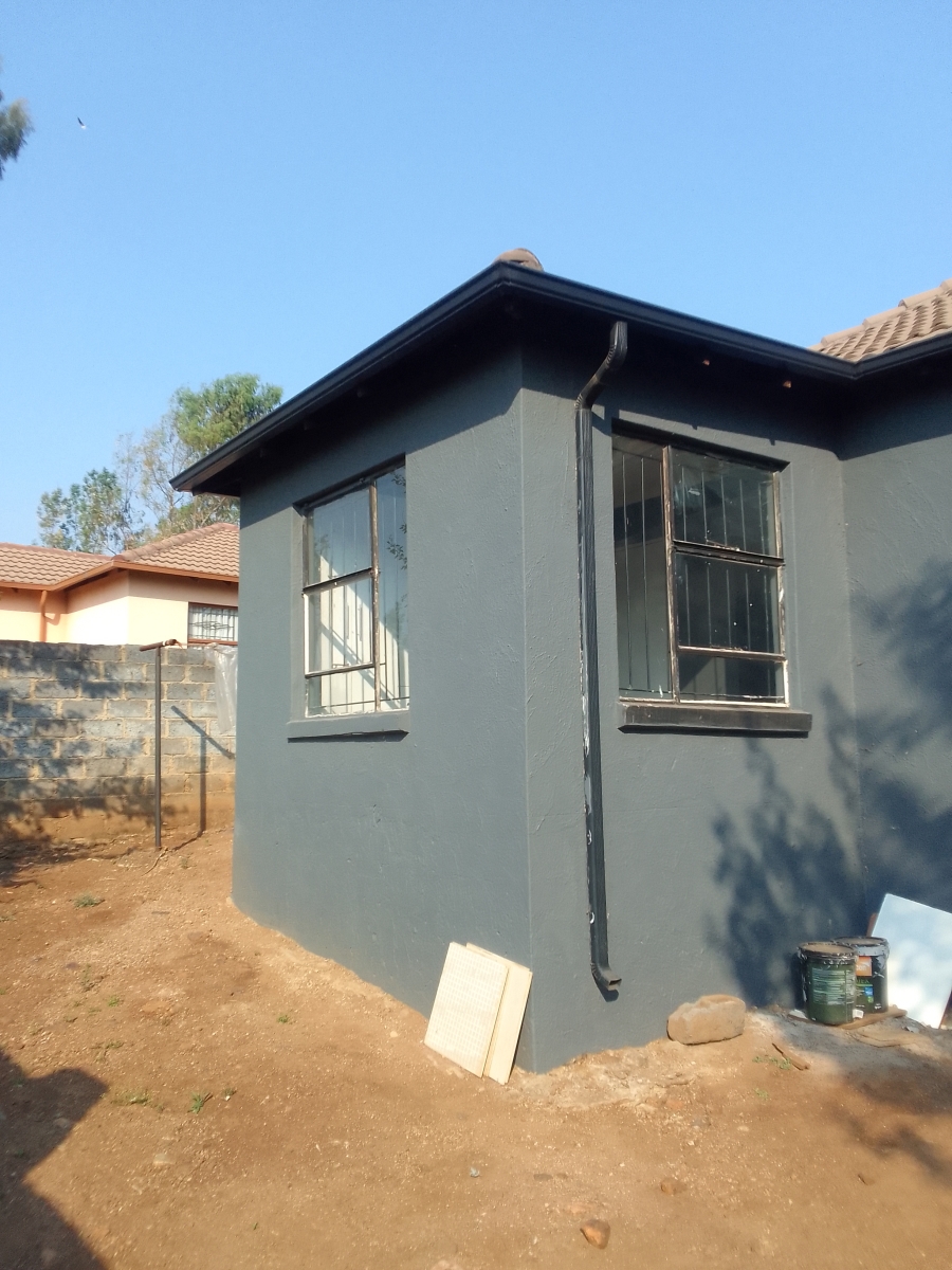 To Let 3 Bedroom Property for Rent in Clayville Gauteng