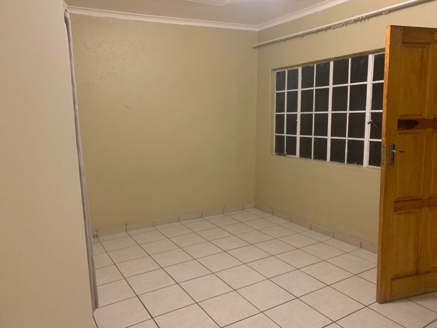 Room for rent in Ebony Park Gauteng. Listed by PropertyCentral