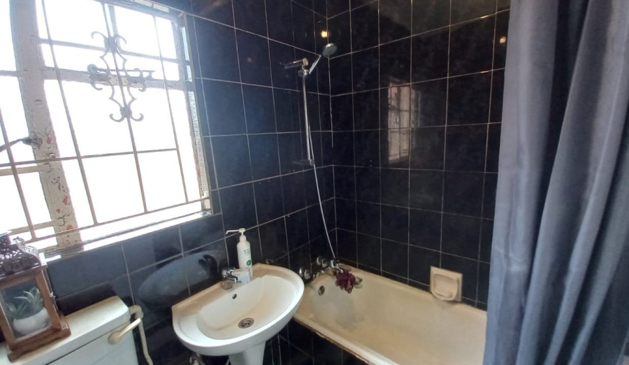 6 Bedroom Property for Sale in Riverlea Gauteng