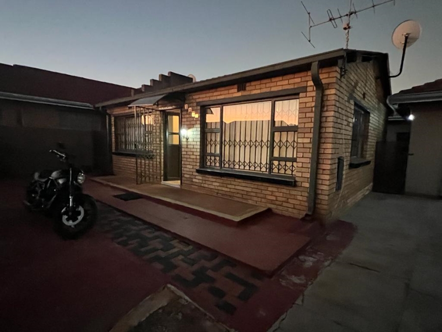 2 Bedroom Property for Sale in Mohlakeng Gauteng