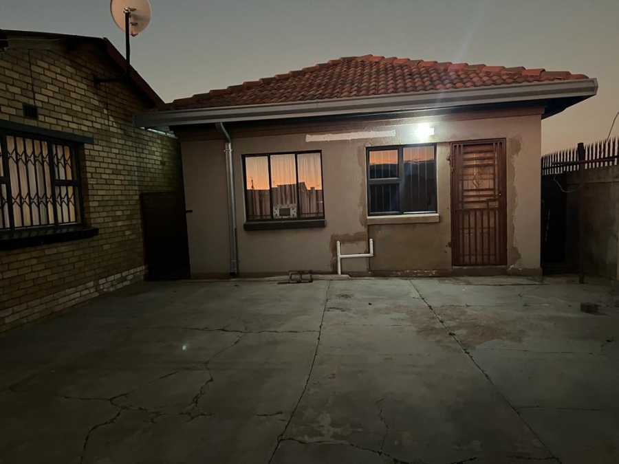 2 Bedroom Property for Sale in Mohlakeng Gauteng