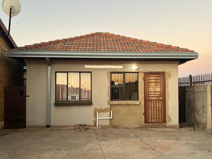 2 Bedroom Property for Sale in Mohlakeng Gauteng