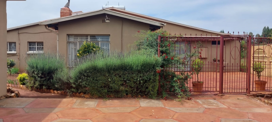 3 Bedroom Property for Sale in Zuurbekom Gauteng