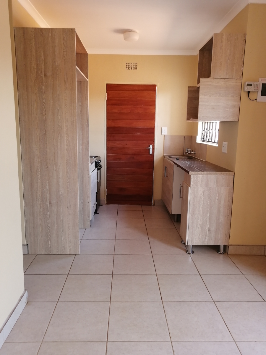 To Let 3 Bedroom Property for Rent in Clayville Gauteng