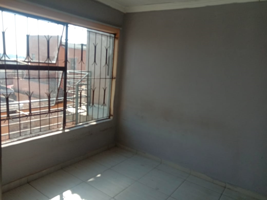 Room for rent in Ebony Park Gauteng. Listed by PropertyCentral