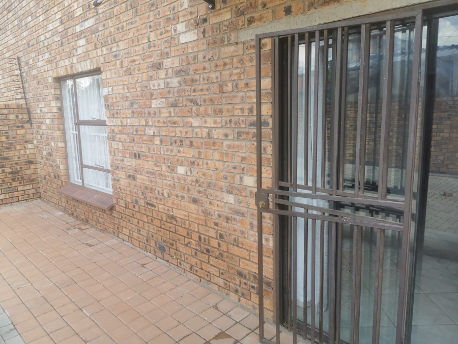 2 Bedroom Property for Sale in Greenhills Gauteng