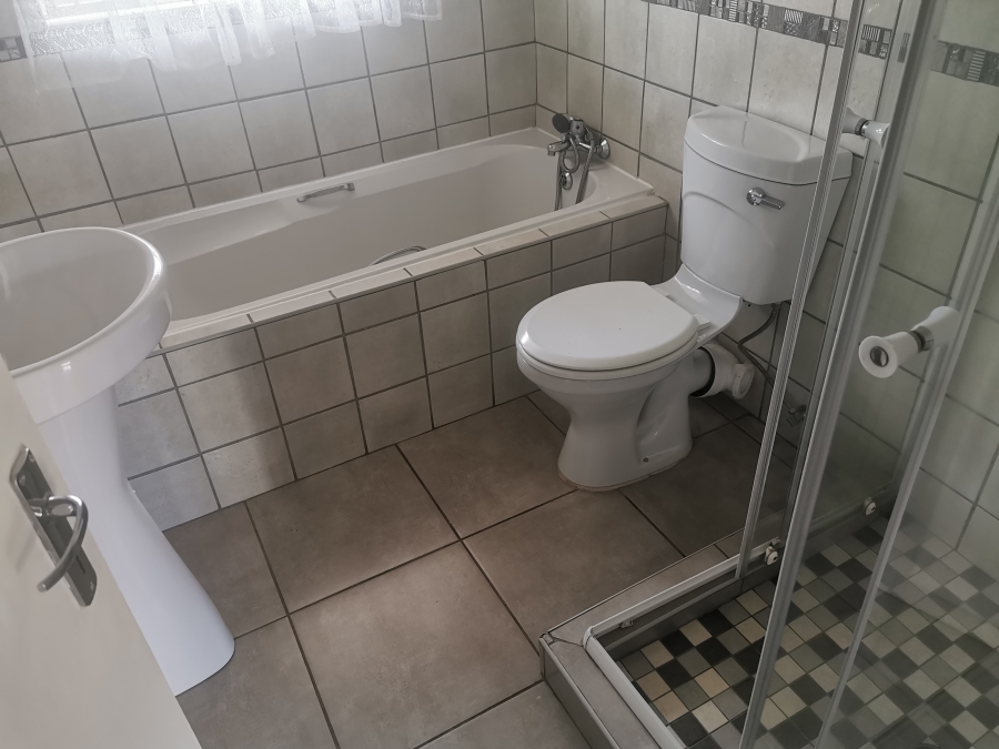 2 Bedroom Property for Sale in Greenhills Gauteng