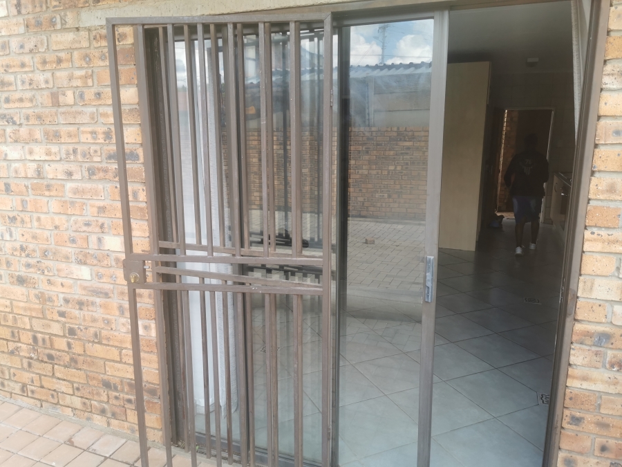 2 Bedroom Property for Sale in Greenhills Gauteng