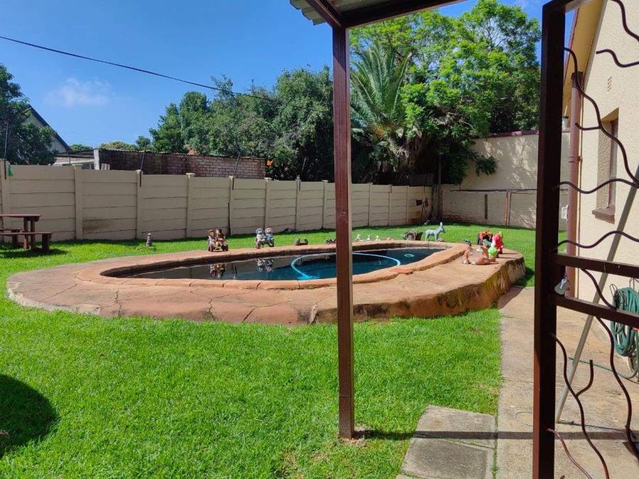 5 Bedroom Property for Sale in Greenhills Gauteng