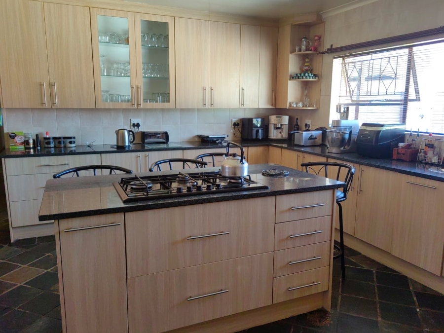 5 Bedroom Property for Sale in Greenhills Gauteng