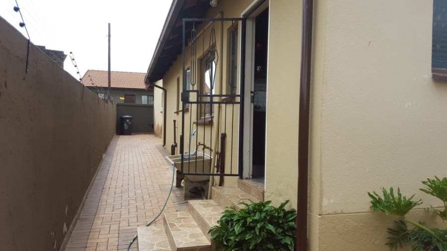 To Let 3 Bedroom Property for Rent in Meadowlands Gauteng