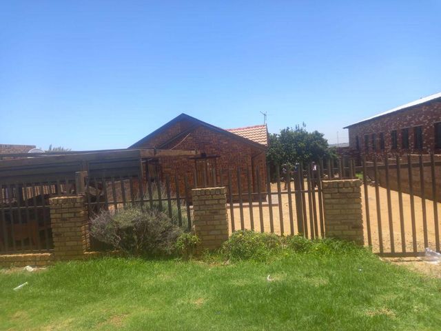 3 Bedroom Property for Sale in Mohlakeng Gauteng