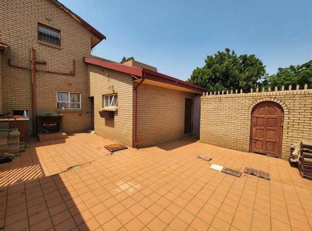 5 Bedroom Property for Sale in Lenasia South Gauteng