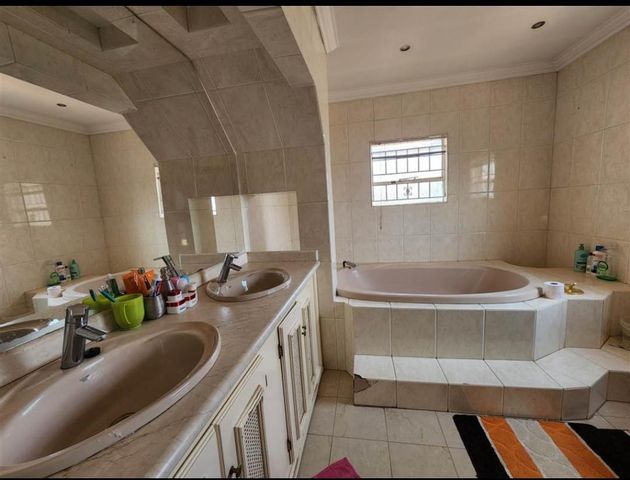 5 Bedroom Property for Sale in Lenasia South Gauteng