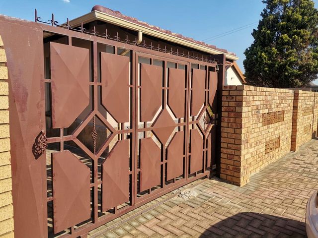 2 Bedroom Property for Sale in Meadowlands Gauteng