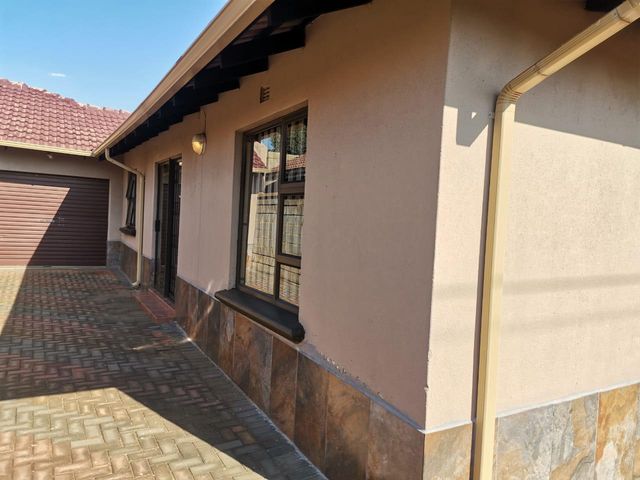 2 Bedroom Property for Sale in Meadowlands Gauteng